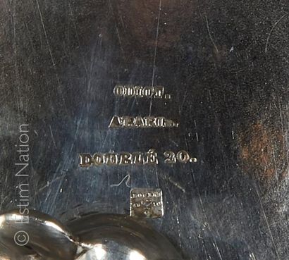 ODIOT Paris Cloche en métal argenté à décor de godrons présentant une prise à décor...
