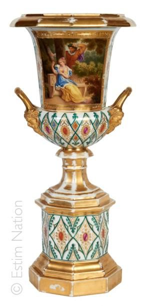 PORCELAINE DE PARIS Grand vase de forme Médicis à 2 anses en porcelaine à décor peint...