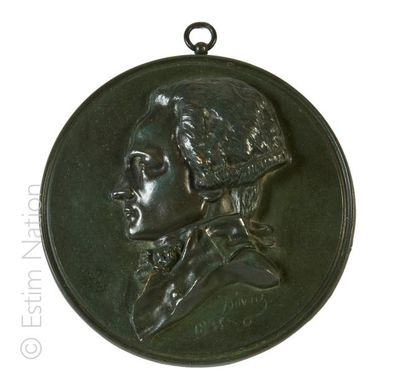 David D'ANGERS (d'après) "Portrait de ROBESPIERRE de profil''. Médaillon en bronze...
