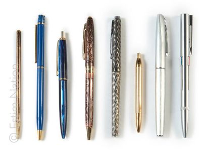 PARKER - WATERMAN Lot de stylos dont un PARKER la plume en or jaune 18K 750/°° le...