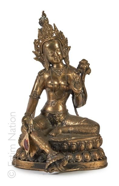 BOUDDHA Sculpture en métal doré représentant une divinité hindoue assise sur un socle...