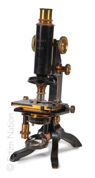 MICROSCOPE NACHET Microscope en bronze et métal patiné noir signé NACHET à PARIS,...