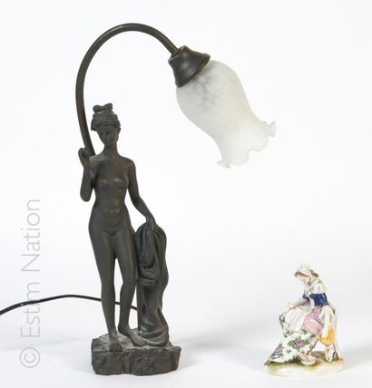 DIVERS Pied de lampe en régule représentant une femme nue l'abat jour en verre opalescent....