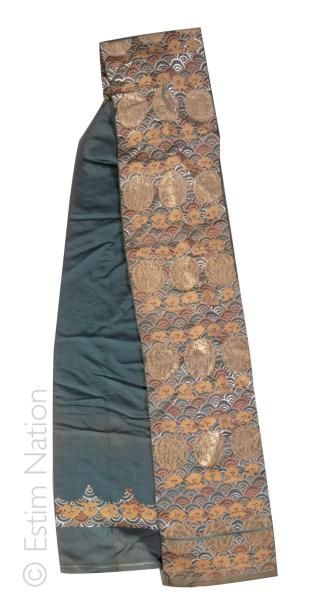 ECHARPE SOIE Echarpe en soie à décor de motifs stylisés


(quelques fils tirés)