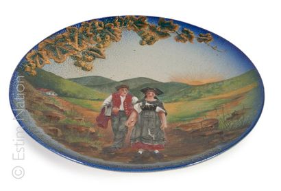 SARREGUEMINES Paire d'assiettes à décor paysan polychrome et or sur le thème de l'Alsace


Signées...