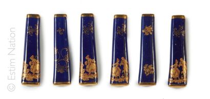 Sèvres ? 6 manches de couteau en porcelaine émaillée bleue à décor doré de scène...