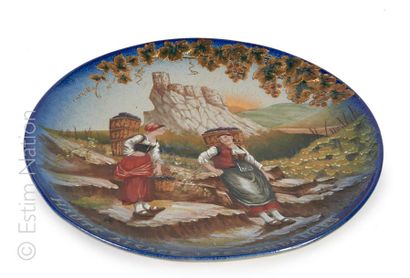 SARREGUEMINES Paire d'assiettes à décor paysan polychrome et or sur le thème de l'Alsace


Signées...