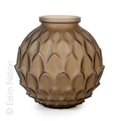 P. D'AVESN Vase boule en verre fumé moulé à décor de motifs stylisés d'ananas. Signé...