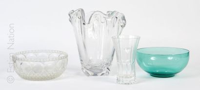 CRISTALLERIE DE LORRAINE ET DIVERS Vase en cristal à bords ourlés. Ht: 25.5cm Très...