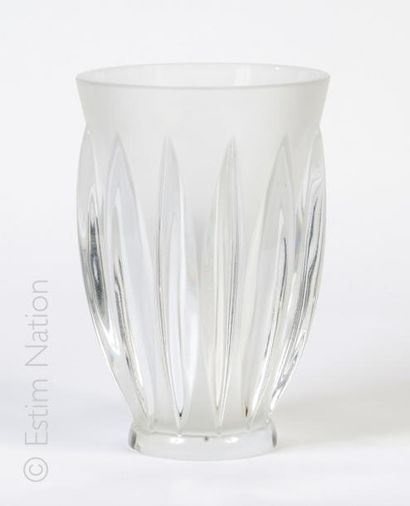 LALIQUE FRANCE Vase en verre pressé moulé à décor de pans en reliefs. Signé Lalique...