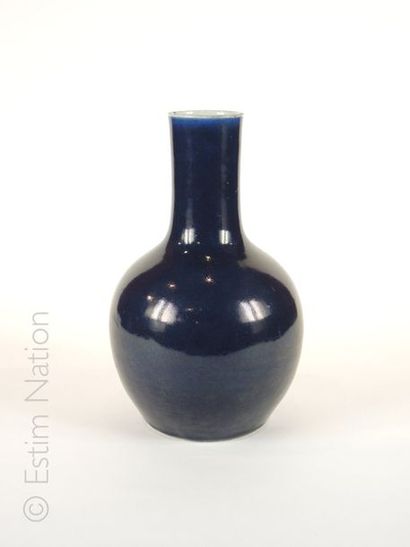 CHINE Vase pansu en porcelaine émaillée bleu


H : 34 cm


(BE)