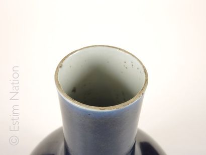 CHINE Vase pansu en porcelaine émaillée bleu


H : 34 cm


(BE)