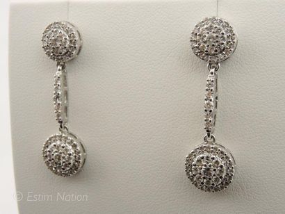 BOUCLES D'OREILLES DIAMANTS Paire de boucles d'oreilles en or 18K 750/°° composé...