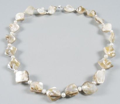 COLLIER NACRE PERLE Collier composé de pétales de nacre alternées de perles de culture...