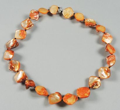 COLLIER NACRE Collier composé de pétales de nacre teintées alternées de petites perles...