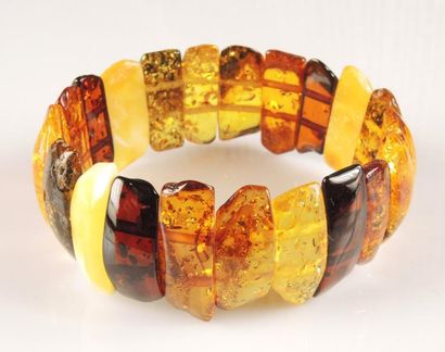 BRACELET AMBRE Bracelet composé de lamelles d'ambre montées sur un fil élastique...