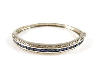 BRACELET JONC SAPHIRS DIAMANTS Bracelet en argent 925/°° centré d'une ligne de saphirs...