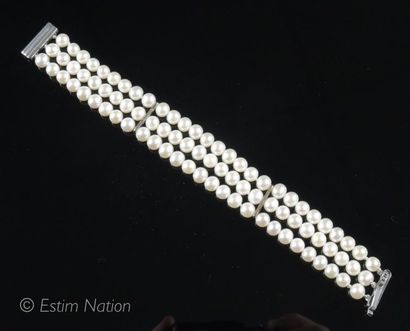 BRACELET DE PERLES Bracelet composé de trois rangs de perles de culture et baguettes...