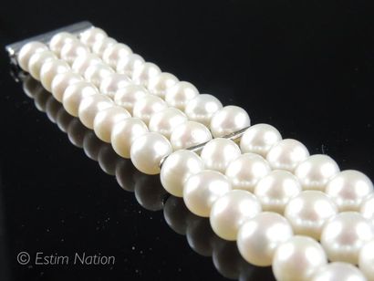 BRACELET DE PERLES Bracelet composé de trois rangs de perles de culture et baguettes...