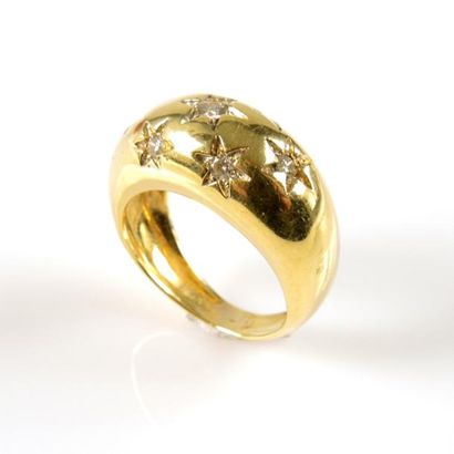 BAGUE JONC DIAMANTS Bague jonc en or jaune 18ct 750/°° ornée de petits diamants en...
