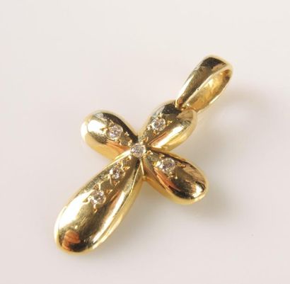 Pendentif croix diamants Croix en or jaune 18K 750/°° rehaussée de six petits diamants...