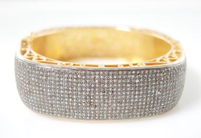 BRACELET MANCHETTE Bracelet manchette en argent doré (925/°°) monture ajourée sur...