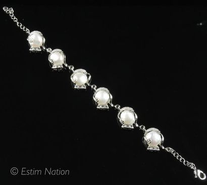 BRACELET PERLES Bracelet en métal argenté composé de 6 perles de culture baroques...