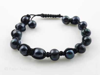 BRACELET SHAMBALLA Bracelet shamballa composé de 15 perles d'eau douce noires (dont...