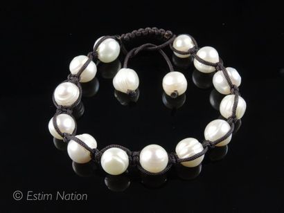 BRACELET SHAMBALLA Bracelet shamballa composé de 15 perles d'eau douce blanches (dont...