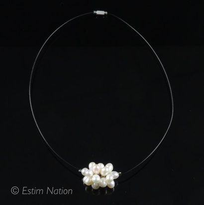 COLLIER CABLE PERLES Collier composé d'un câble centré d'un motif en grappe de perles...