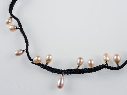 COLLIER PERLES Collier shamballa composé d'un cordon en coton tressé noir retenant...