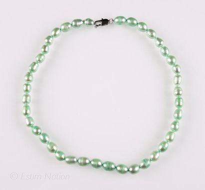 COLLIER PERLES Collier composé de perles d'eau douce teintées vert pastel. Fermoir...