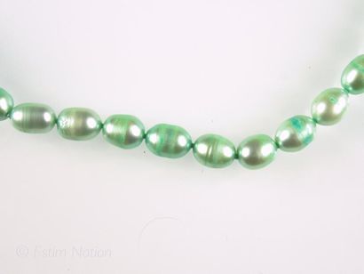 COLLIER PERLES Collier composé de perles d'eau douce teintées vert pastel. Fermoir...