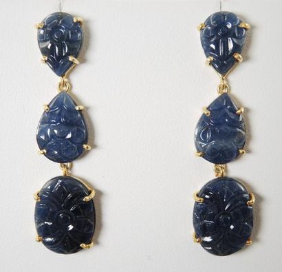 BOUCLES D'OREILLES SAPHIRS Paire de pendants d'oreilles en argent doré (925/°°) présentant...