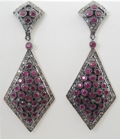 BOUCLES D'OREILLES RUBIS DIAMANTS Paire de pendants d'oreilles en argent patiné (925/°°)...