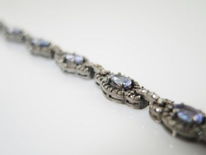 BRACELET DIAMANTS TANZANITES Bracelet articulé en argent patiné (925/°°) composé...
