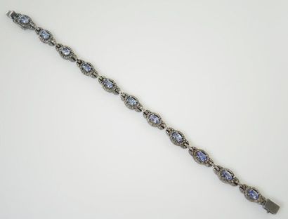 BRACELET DIAMANTS TANZANITES Bracelet articulé en argent patiné (925/°°) composé...