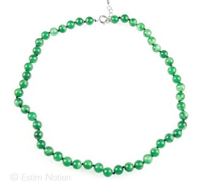 COLLIER JADE Collier composé de perles de jade teinté. Fermoir en métal anneau ressort....