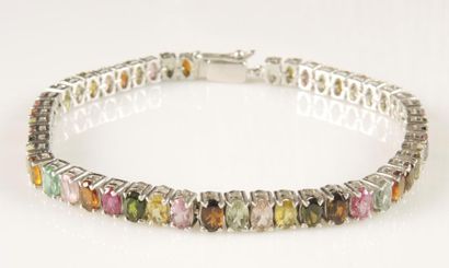BRACELET TOURMALINES Bracelet articulé en argent 925/°° rehaussé de tourmalines multicolores...