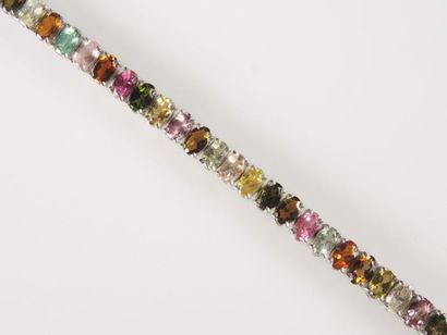 BRACELET TOURMALINES Bracelet articulé en argent 925/°° rehaussé de tourmalines multicolores...