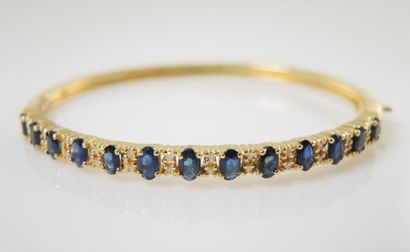 BRACELET JONC SAPHIRS DIAMANTS Bracelet jonc en argent doré (925/°°) rehaussé de...