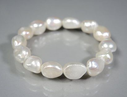 BRACELET PERLES Bracelet extensible composé de perles d'eau douce de culture. Longueur...