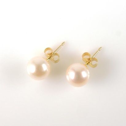 PAIRE DE BOUCLES D'OREILLES Paire de boucles d'oreilles en or jaune 18ct 750/°° ornée...