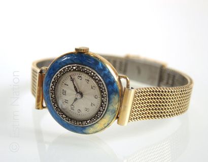 MONTRE DE DAME Petite montre bracelet de dame en or jaune 18K (750/°°) boitier rond...