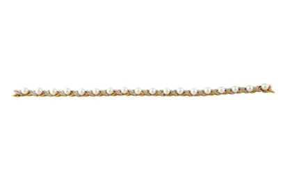 BRACELET PERLES Bracelet en or jaune 18K 750/°° rehaussé de perles de culture alternées...