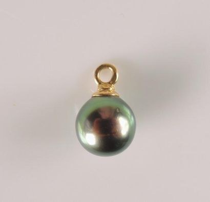 PENDENTIF PERLE Perle de culture grise (diam: 10,5mm) montée en pendentif avec sa...