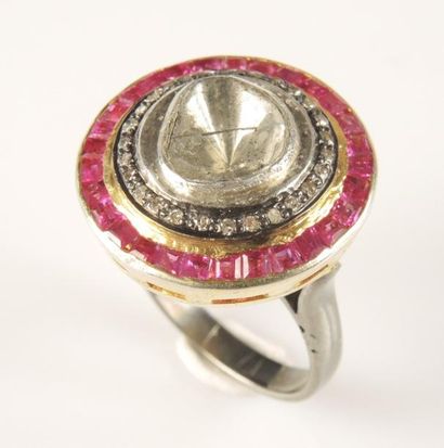 BAGUE RUBIS DIAMANTS Bague en argent doré 925/°° de forme ronde centrée d'un diamant...