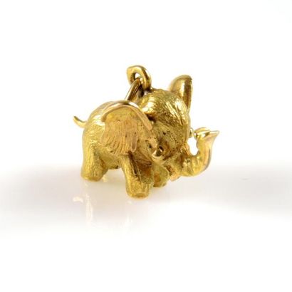 PENDENTIF ''ELEPHANT'' Pendentif en or jaune 18ct 750/°° représentant un éléphanteau....
