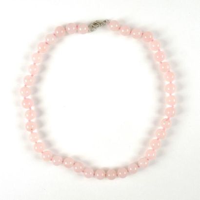 COLLIER QUARTZ ROSE Collier boule composé de perles de quartz rose. Fermoir mousqueton...
