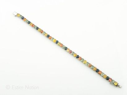 BRACELET SAPHIRS Bracelet articulé en argent 925/°° rehaussé de saphirs multicolores...